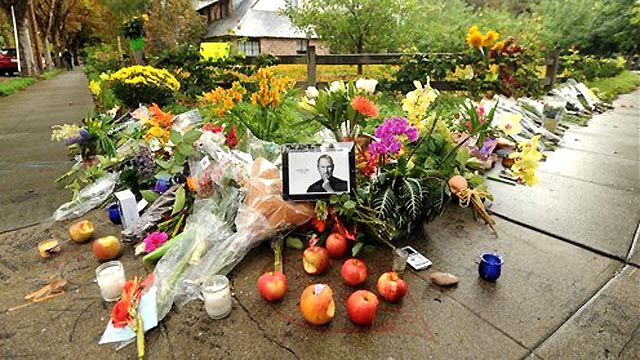 Apple Fans Mourn Steve Jobs