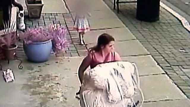 Mother uses toddler to steal wedding dress