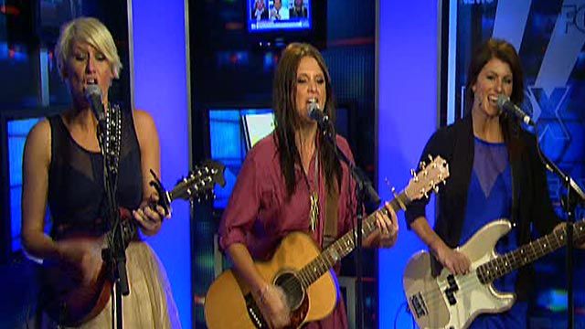 The McClymonts Perform 'Wrapped Up Good'