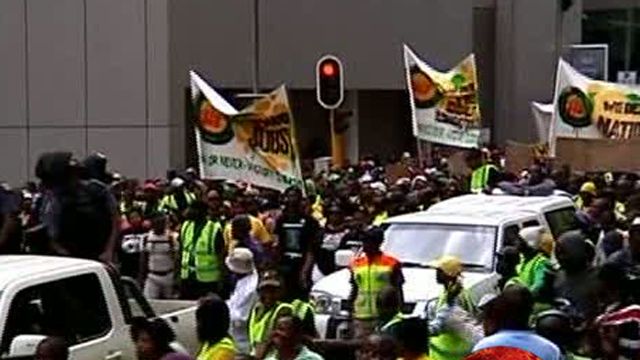 Around the World: Thousands Rally in South Africa