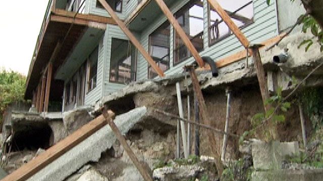 Landslide Destroying Homes in Washington