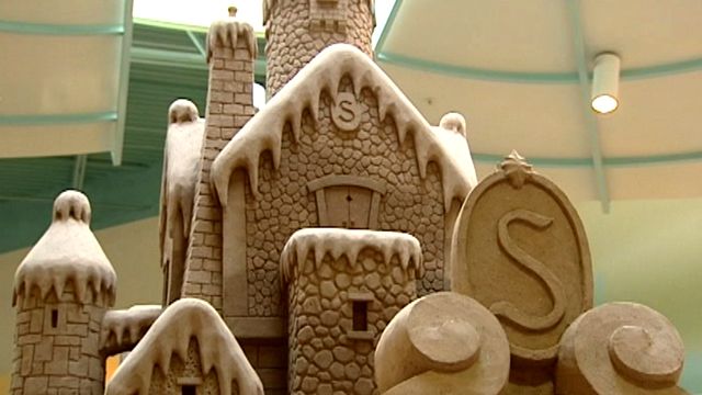 Santa Sand Castle Debuts in Arizona Mall