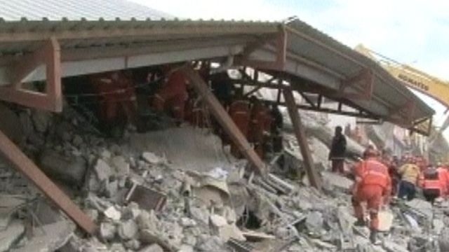 Around the World: Quake Survivors, Police Clash in Turkey