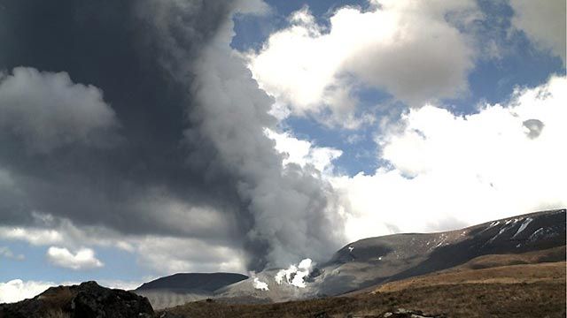Around the World: Mount Tongariro erupts in New Zealand