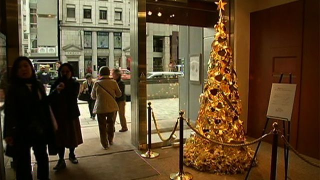 Jewelry Store Unveils Gold Christmas Tree