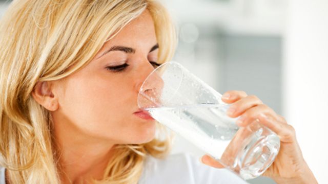 Lose weight by drinking water and lemon juice