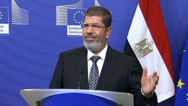 Egyptian demonstrators demand Morsi abdicate new powers