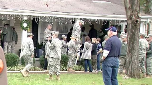 Soldiers Give Gifts to Teens in Tennessee