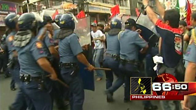 Around the World: Cops, Demonstrators Clash in Philippines